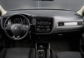 Подержанный автомобиль Mitsubishi Outlander 2017 года (8 фото)