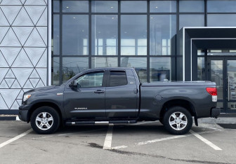 Подержанный автомобиль Toyota Tundra 2010 года (8 фото)