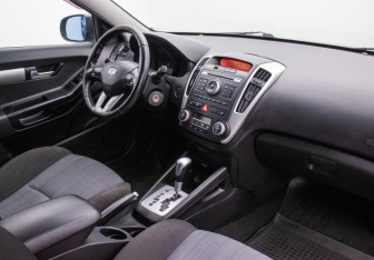 Подержанный автомобиль Kia Ceed Hatchback 2011 года (11 фото)