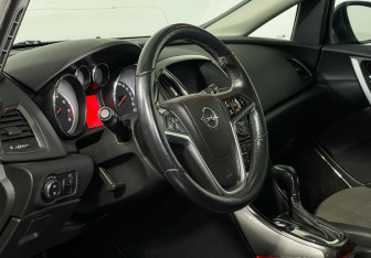 Подержанный автомобиль Opel Astra Hatchback 2010 года (13 фото)