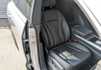 Подержанный автомобиль Audi Q8 2021 года (24 фото)