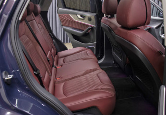 Подержанный автомобиль Hongqi HS5 2023 года (12 фото)