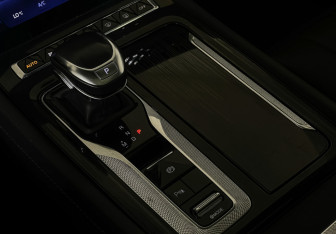 Подержанный автомобиль Hongqi H5 2023 года (17 фото)