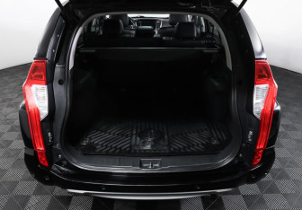 Подержанный автомобиль Mitsubishi Pajero Sport 2017 года (10 фото)