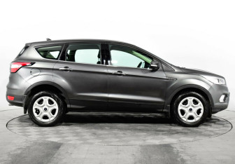 Подержанный автомобиль Ford Kuga 2017 года (4 фото)