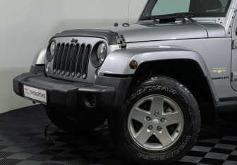 Подержанный автомобиль Jeep Wrangler 2013 года (16 фото)