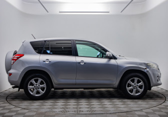 Подержанный автомобиль Toyota RAV4 2010 года (6 фото)