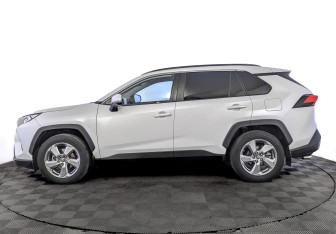 Подержанный автомобиль Toyota RAV4 2021 года (8 фото)