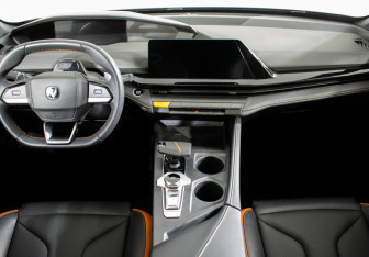 Подержанный автомобиль Changan UNI-V 2023 года (13 фото)