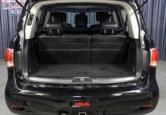 Подержанный автомобиль Infiniti QX56 2011 года (11 фото)