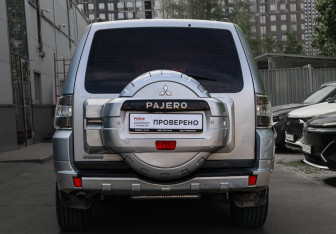 Подержанный автомобиль Mitsubishi Pajero 2011 года (5 фото)