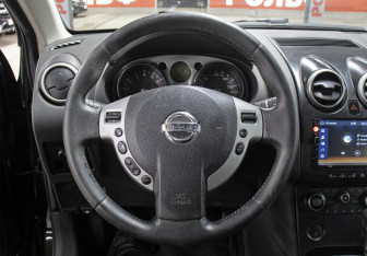 Подержанный автомобиль Nissan Qashqai 2008 года (15 фото)