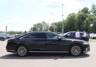 Подержанный автомобиль Audi A8 2019 года (4 фото)