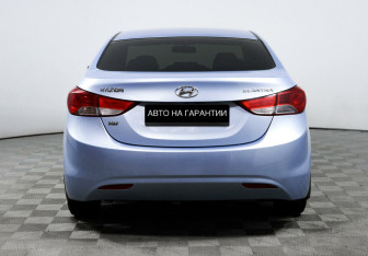 Подержанный автомобиль Hyundai Elantra Sedan 2012 года (6 фото)