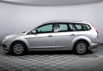 Подержанный автомобиль Ford Focus Wagon 2010 года (8 фото)