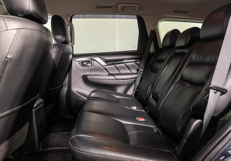 Подержанный автомобиль Mitsubishi Pajero Sport 2018 года (10 фото)