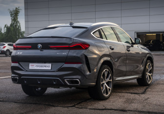 Подержанный автомобиль BMW X6 2021 года (5 фото)
