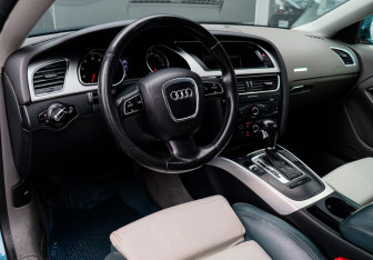 Подержанный автомобиль Audi A5 Coupe 2009 года (11 фото)