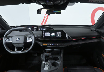 Подержанный автомобиль Changan UNI-V 2024 года (8 фото)