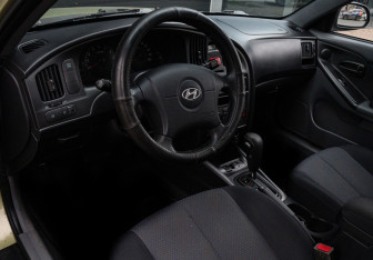 Подержанный автомобиль Hyundai Elantra Sedan 2004 года (11 фото)