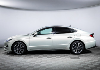 Подержанный автомобиль Hyundai Sonata 2022 года (8 фото)