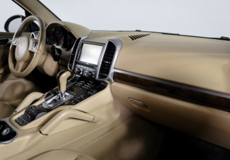 Подержанный автомобиль Porsche Cayenne 2012 года (9 фото)