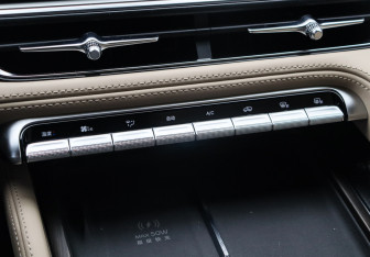 Подержанный автомобиль Geely Monjaro 2025 года (28 фото)