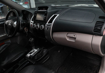 Подержанный автомобиль Mitsubishi Pajero Sport 2015 года (7 фото)