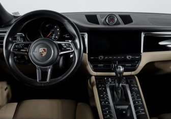 Подержанный автомобиль Porsche Macan 2019 года (12 фото)