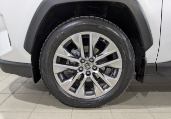 Подержанный автомобиль Toyota RAV4 2022 года (6 фото)