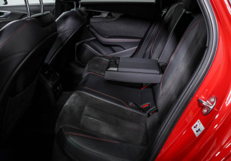 Подержанный автомобиль Audi A4 Sedan 2020 года (10 фото)