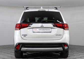 Подержанный автомобиль Mitsubishi Outlander 2018 года (6 фото)