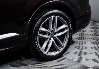 Подержанный автомобиль Audi Q7 2021 года (15 фото)