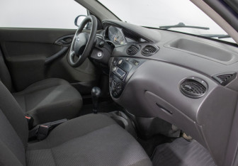 Подержанный автомобиль Ford Focus Sedan 2003 года (9 фото)