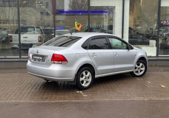 Подержанный автомобиль Volkswagen Polo Sedan 2013 года (8 фото)