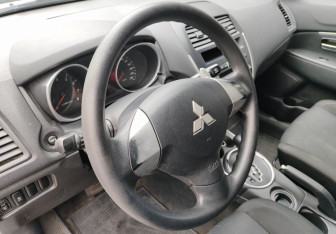 Подержанный автомобиль Mitsubishi ASX 2012 года (13 фото)
