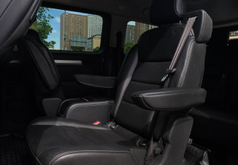 Подержанный автомобиль Peugeot Traveller 2020 года (11 фото)