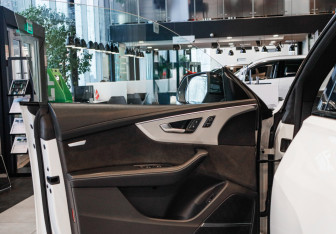 Подержанный автомобиль Audi Q8 2019 года (18 фото)