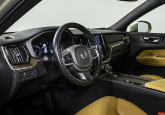 Подержанный автомобиль Volvo XC60 2018 года (10 фото)