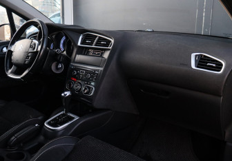 Подержанный автомобиль Citroen C4 Hatchback 2011 года (7 фото)