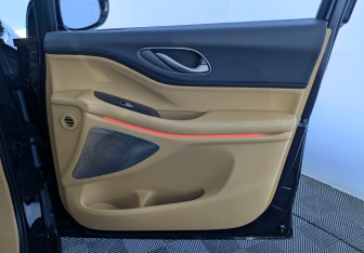 Подержанный автомобиль Voyah Dream 2023 года (22 фото)