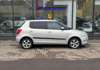 Подержанный автомобиль Skoda Fabia Hatchback 2012 года (4 фото)