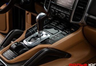 Подержанный автомобиль Porsche Cayenne 2014 года (13 фото)