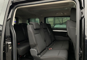 Подержанный автомобиль Peugeot Traveller 2020 года (19 фото)