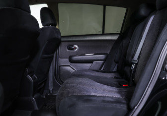 Подержанный автомобиль Nissan Tiida Hatchback 2012 года (12 фото)