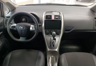 Подержанный автомобиль Toyota Auris Hatchback 2011 года (10 фото)