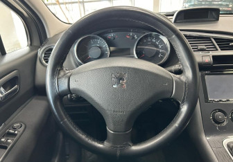 Подержанный автомобиль Peugeot 3008 2012 года (14 фото)
