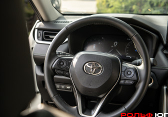 Подержанный автомобиль Toyota RAV4 2025 года (11 фото)