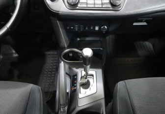 Подержанный автомобиль Toyota RAV4 2018 года (18 фото)
