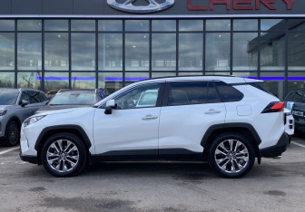 Подержанный автомобиль Toyota RAV4 2019 года (8 фото)